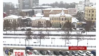 На Дніпропетровщині паралізований аеропорт, а пасажирський автобус у сніговій пастці