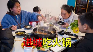 On vacation, take the kids to the county, eat hot pot, so happy