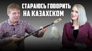 Литовец-педагог учит детей казахским песням