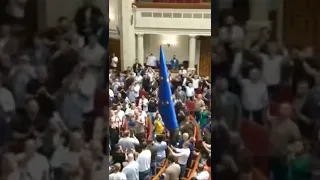 ІСТОРИЧНИЙ МОМЕНТ! Прапор ЄС у Верховній Раді України!