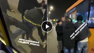 КРИВОРОЖАНЕ ПОДРАЛИСЬ ИЗ-ЗА МЕСТА В МАРШРУТКЕ