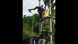 Detik detik Evakuasi Pegawai PLN kesetrum listrik tegangan tinggi #shorts #shortsvideo #shortsviral