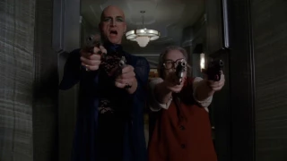 American Horror Story "HOTEL" - Iris y Liz disparan a la Condesa y Donovan