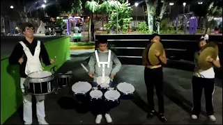 Caballeros Drumline Ensayo Arma 4 y Cadencia Abajo