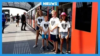 Kinderen testen metro die na 15 jaar eindelijk af is