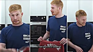 De bruyne reaction after getting a man utd jersey with his name 😂🤣