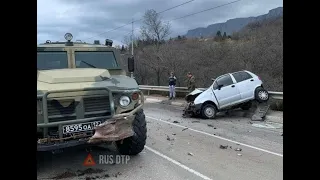 Девушка-водитель на Daewoo Matiz столкнулась с бронеавтомобилем на трассе Ялта—Севастополь