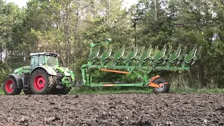 PLOEGEN MET EEN FENDT 933 VARIO AMAZONE TYROK 400 VS 8 SCHAAR