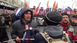 Как у журналиста пытаются снять георгиевскую ленту на Марше памяти Немцова