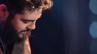 Henrique e Juliano chora em show quando vê o seu pai Chorando emocionado