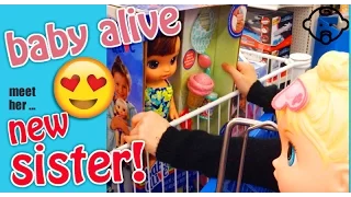 Baby Alive Kitty goes SHOPPING at ToysRUs! Meets her new SISTER! 🌼 Isla's Toy World