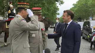 Défilé du 14 juillet : Emmanuel Macron arrive sur les Champs-Elysées | AFP Images