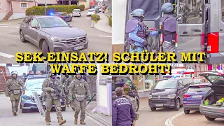 +++ SEK-EINSATZ MITTEN IM WOHNGEBIET +++ MANN MIT WAFFE BEDROHT SCHÜLER | SEK MIT ZUGRIFF | POLIZEI