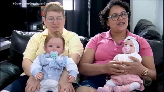 Casal trata bonecas como filhos de verdade