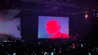 Kanye West just before he exits stage @Zenith 25/02/2013