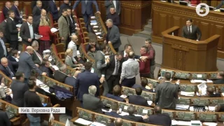 Депутат-вандал, бійка і порваний піджак Лещенка: як засідали депутати у ВР