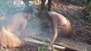 Korowai are making fire//Короваи разводят огонь