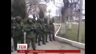Украинский офицер не дал вооруженным россиянам вывезти оружие из части