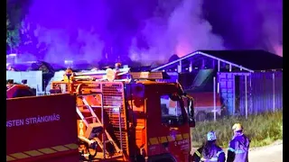 Jättebrand i Strängnäs - 60 bilar i lågor