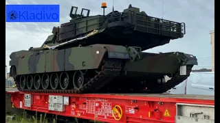 Mannheim moves abrams tanks by rail. Mannheim přesunují tanky abrams po železnici.