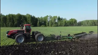 Работа трактора КАТ в поле (трактор КАТ в поле)