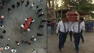 'Dançarinos da morte' carregam caixões e desafiam a dor do adeus no Peru | AFP
