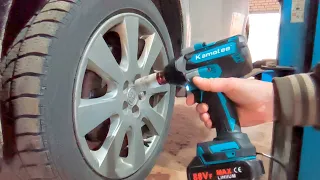 Cordless impact wrench KAMOLEE DTW700 in use