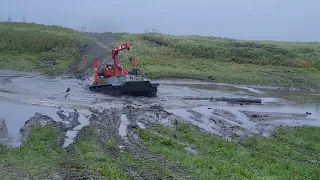 МТЛБ Переезжает обмелевшую реку!