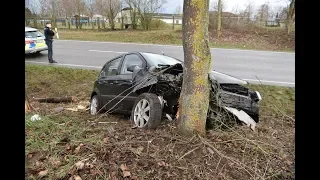 Mann kracht mit seinem Auto gegen einen Kabelmast und fährt in einen Baum!