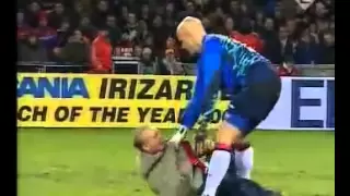 Keeper tackles fan from behind. Red card ref!