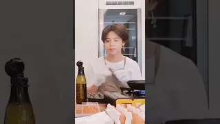 Look at this little bee🐝 #jimin #bts #jungkook  #cooking #show