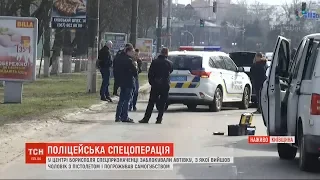 Поліцейська спецоперація у Борисполі: на дорозі озброєний чоловік погрожував самогубством