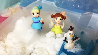 Диана играет с игрушками Холодное Сердце и делает снежный город для принцесс Эльзы и Анны