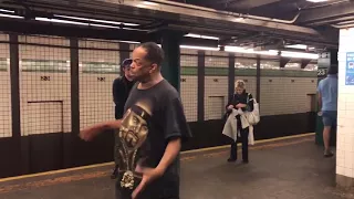 Asombroso Talento en el Metro cantando