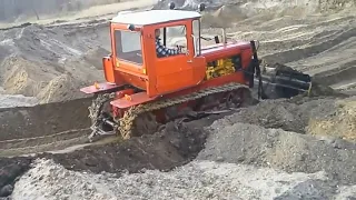 ДТ-75 бульдозер гребёт ПЕСОК! Soviet bulldozer in СAREER!