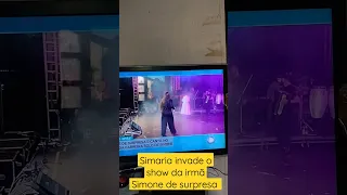 Simaria invade show de Simone e pega irmã de surpresa