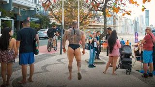 Quando um BODYBUILDER de 130kg resolve ir na praia de BIQUINI