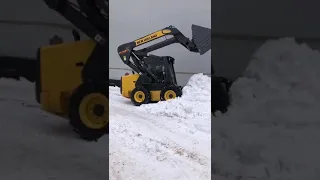 Видео мини-погрузчик ковшовый New Holland LS180B Нью Холланд дизельный, 1тн, с бортовым поворотом