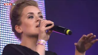 Iselin Solheim performs Sing Me To Sleep acoustic in her hometown