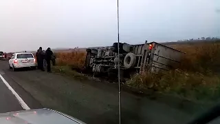 В Долинском районе опрокинулся грузовик