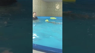 Алиса учится плавать