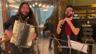 Колумбійці вражають відвідувачей зарубіжного ресторану маловідомою українською піснею