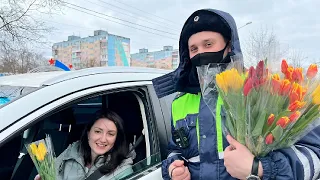 Сотрудники ГАИ дарят женщинам цветы и поздравляют с 8 марта в Минске