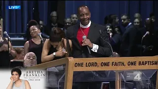 Pastor jokes with Ariana Grande at Aretha Franklin funeral