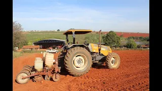 VALTRA A750 NO PLANTIO DE MILHO COM 4 LINHAS SEMEATO!!!