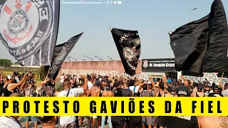 PROTESTO GAVIÕES DA FIEL! Torcida protesta antes do clássico #CORINTHIANS x Santos