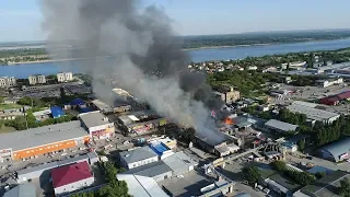 Масштабный пожар на оптовой базе в Волгограде