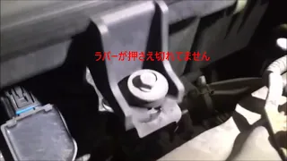 エンジンルームからカタカタ異音①　エアクリーナーがガタ付いてます。　ラバー部分の摩耗が原因　ホンダ：ライフ