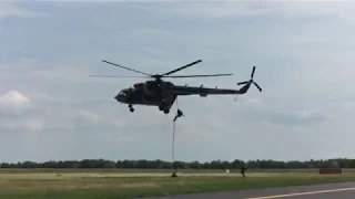 Szolnok Családi Nap 2018.05.26 - Mi-17-es gyorsköteles lecsúszásának bemutatása (FAST ROPE módszer)