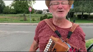 Guy et son accordéon en queue du Convoi de l’eau